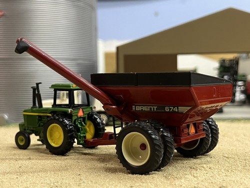 1/64 Brent 674 Grain Cart w/ Duals Speccast Red Unverferth Corner Auger - Picture 4 of 4