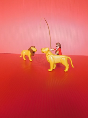 PLAYMOBIL / LES CIVILS : LE CIRQUE : LE DOMPTEUR ET 2 FAUVES - Imagen 2 de 6