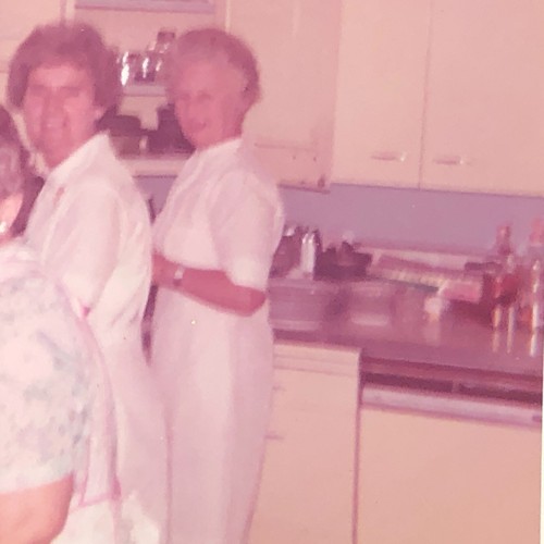 Vintage Kitchen Snapshot Candid Photo Pyrex Appliances Cabinets 3 Grandmas Retro - Picture 4 of 6