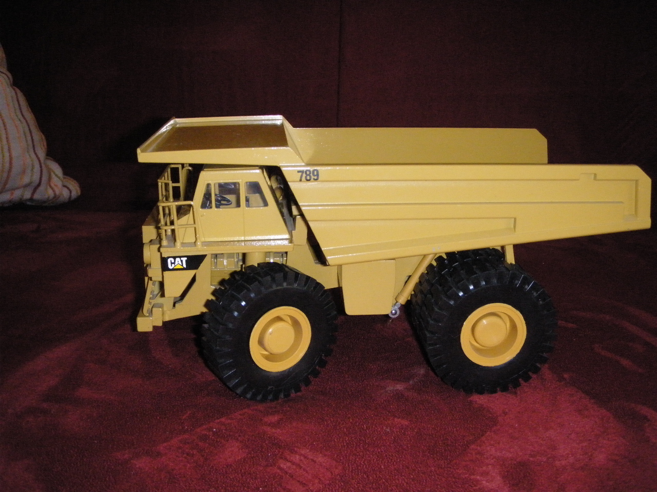 CAT 789 SKW Muldenkipper Gussmodell von Conrad Modell 2725 Maßstab 1 50 CAT 789 SKW Muldenkipper Gussmodell von Conrad Modell 2725 Maßstab 1 50