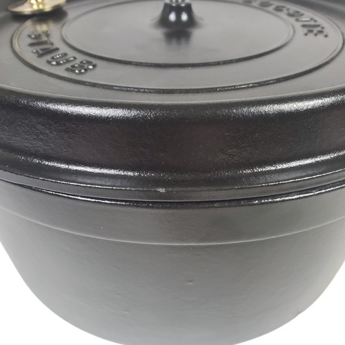 STAUB Gusseisen Dutch Oven 7 Quart runde Cocotte, schwarz matt, 1102825 LESEN - Bild 7 von 8