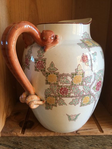 Broc Sarreguemines décor art nouveau de roses et papillons, anse tritons, 28 cm - Picture 2 of 11