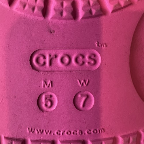 Mujer Crocs Clásico Barbie Jibbitz Rosa Slides Sandalias Talla 7 M Usadas en Excelente Condición - Imagen 6 de 6