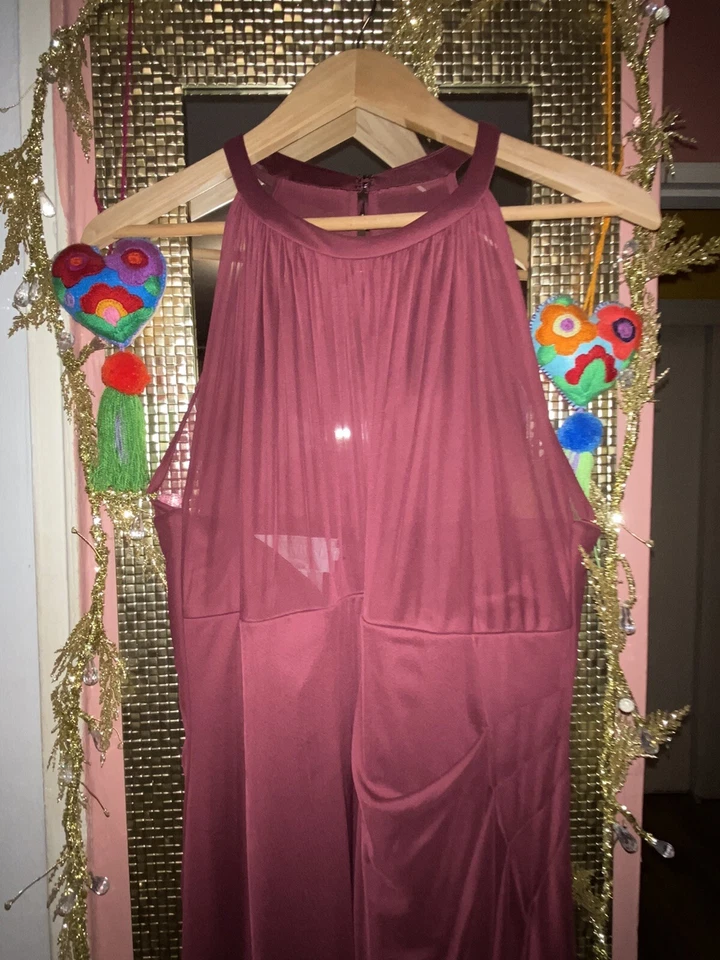 Vestido de Dama de honor David’s de malla larga con escote halter ilusión: vino Foto 3 de 4