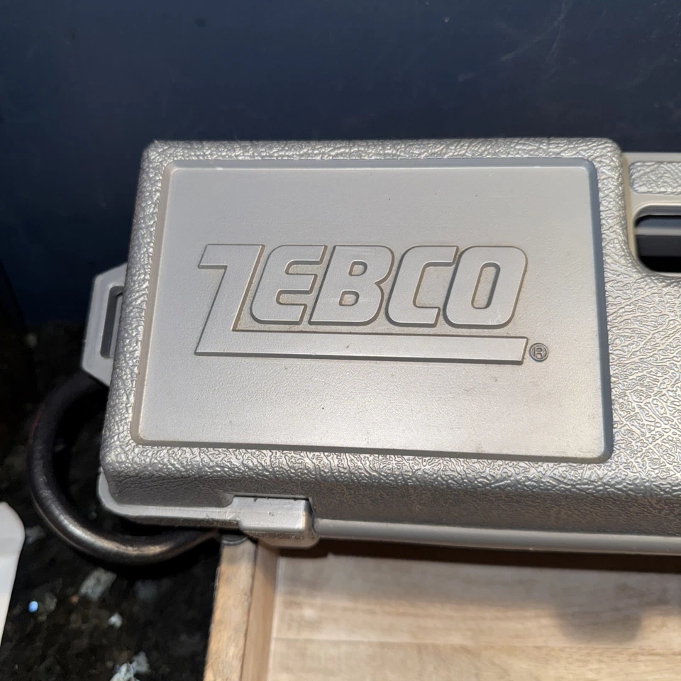 De colección 1983 ZEBCO TACKLE TOTE con Carrete PROSTAFF 20/10 / 4298 Varilla 5’ 6” y Estuche de Transporte Foto 3 de 4