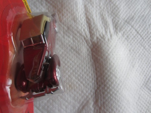 2010 Johnny Lightning 1937 Cord 812 SC Cabriolet NIP - Picture 2 of 3