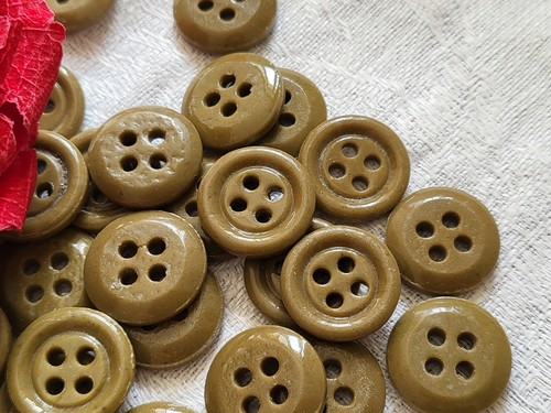 lot 15 boutons anciens pâte de verre Kaki vert 4 trous 1,5  cm layette ref 1804 - Picture 1 of 2