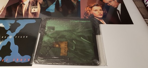 THE X-FILES : POSTCARDS & MOUSE MAT BUNDLE - Picture 5 of 5