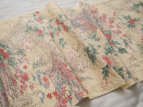 Vintage Japanese Kimono Silk Fabric, Floral on light Yellow Crepe 160CM(63") - Picture 8 of 15