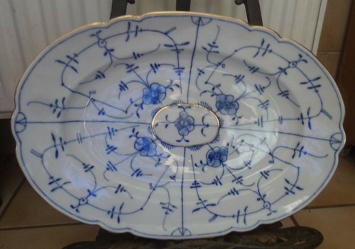 a) Kgl. priv.TETTAU um 1930 Strohblume indischblau Goldrand 1 SERVIERPLATTE 30cm - Bild 2 von 3