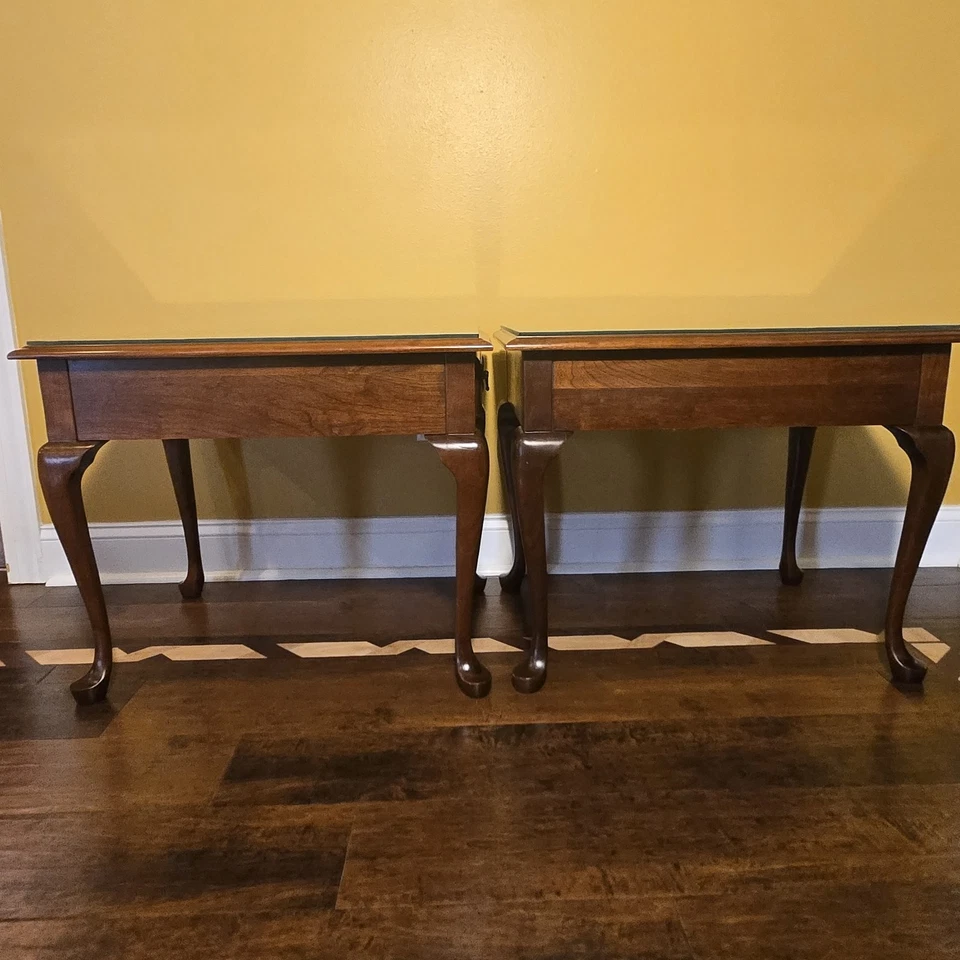 Par de Mesas Final Pennsylvania House Cereja Sólida Queen Anne com Tampos de Vidro Antigo - Imagem 4 de 4