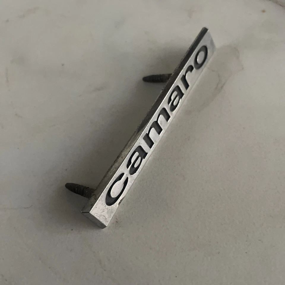Chevy OEM 1967 Camaro panel de cabecera de metal cromado emblema insignia logotipo nombre 3909137 Foto 3 de 4