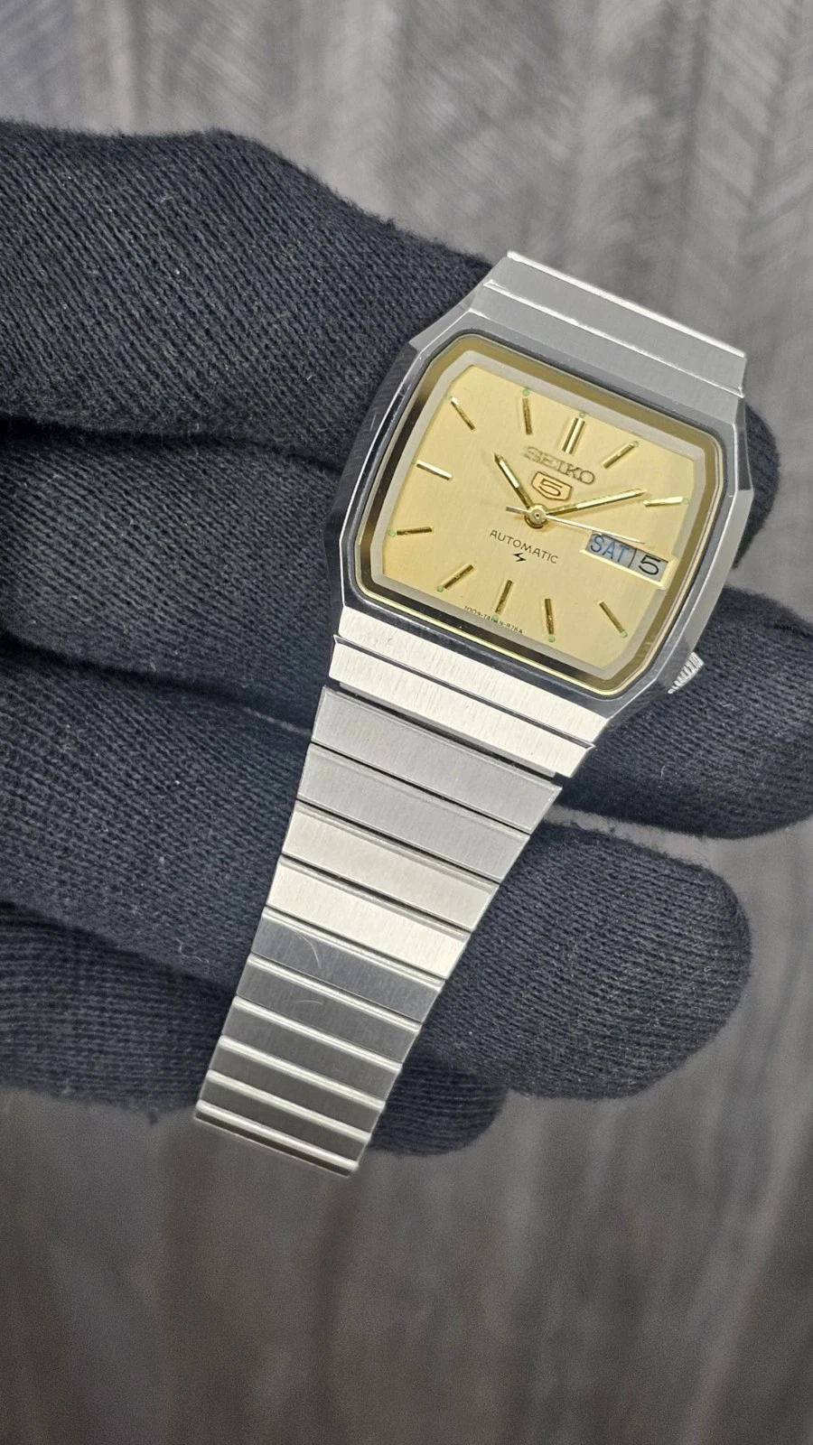 square vintage Seiko 5 automatic 21 jewels 7009-2060 day/date men’s wristwatch J
