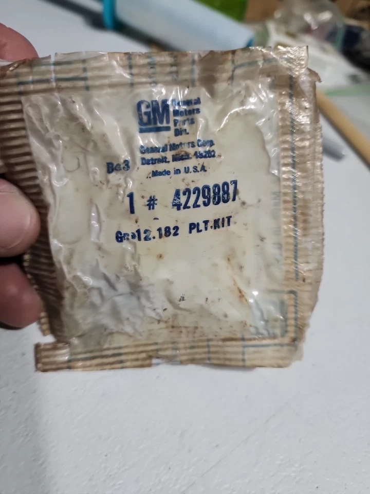 Buick Lesabre 1967-1969 maletero carta "U" OEM GM 4229887 GENUINO sellado Foto 2 de 3