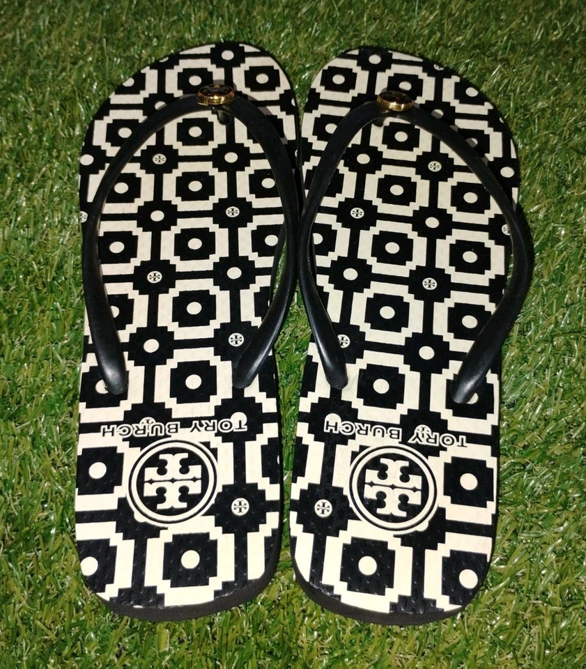 Chanclas Tory Burch Talla 7 Negro Blanco/Dorado Medallón Foto 2 de 4