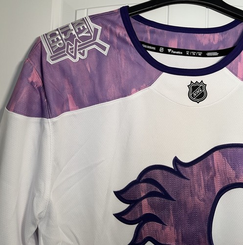 Neu mit Etikett Calgary Flames Hockey bekämpft Krebs lila Fanatiker Trikot Herren Größe XL - Bild 10 von 11