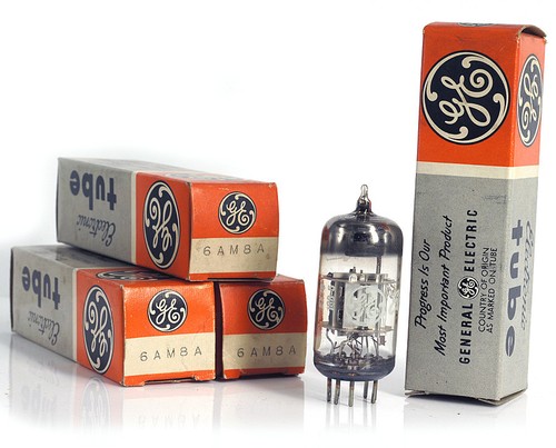 ONE 6AM8A GE NOS Tube Röhre Valve Lampe TSF Valvola Valvula 진공관 真空管 电子管 - Picture 2 of 3
