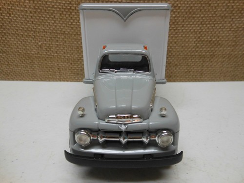 1st Gear Diecast 1951 Ford F6 Dry Good TrucK Van Chassis Engineering 1:34 Scale  - Bild 6 von 12