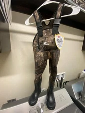 8 FANS CHEST WADER CAMO W/ BOOTS NEW. Size 2T