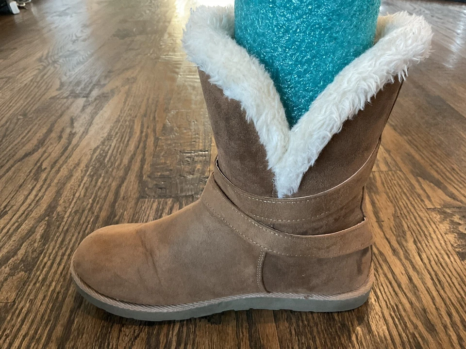 Botas de nieve de invierno de gamuza tostada Air Walk Nia con hebilla forradas de piel sintética para mujer talla 7,5 Foto 3 de 4