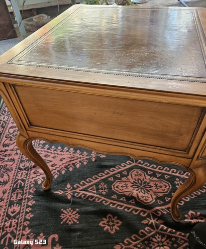 Vintage Country French Provincial Style HEKMAN Leather Top Side Table - Picture 6 of 8