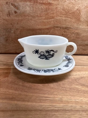 Vintage Pyrex /Corning Old Town Blue Onion Gravy Boat & Under Plate