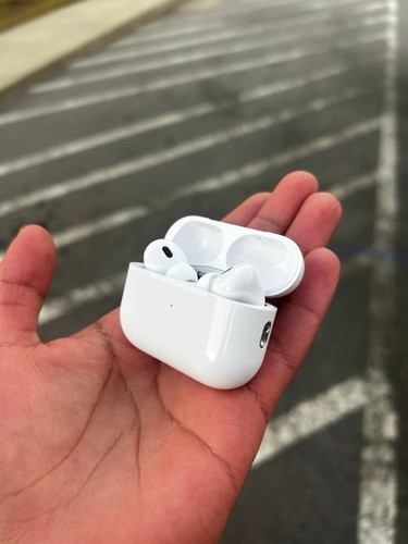 AirPods Pro 2nd Generation USB-C New - Photo 2 sur 3