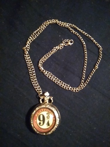 Harry Potter Platform 9 3/4 Pocket Watch And Chain Antique Brass Quartz Working - Picture 2 of 7