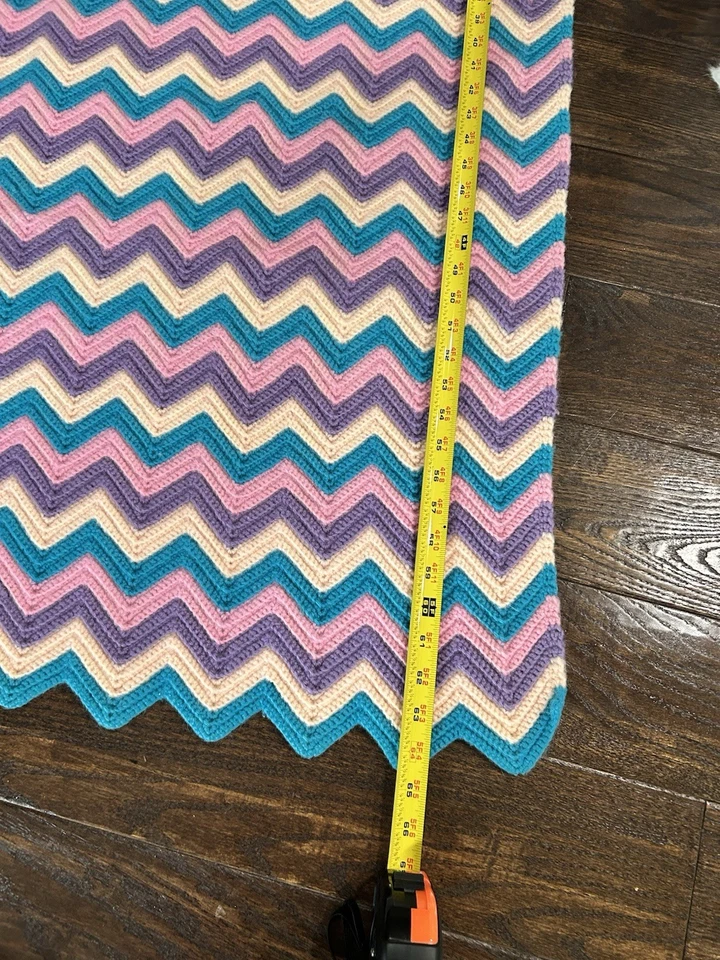 Винтажный шеврон фиолетовый/розовый/синий/слоновой кости крючком афганский плед 64,5 «x 41» EUC - Изображение 4 из 4