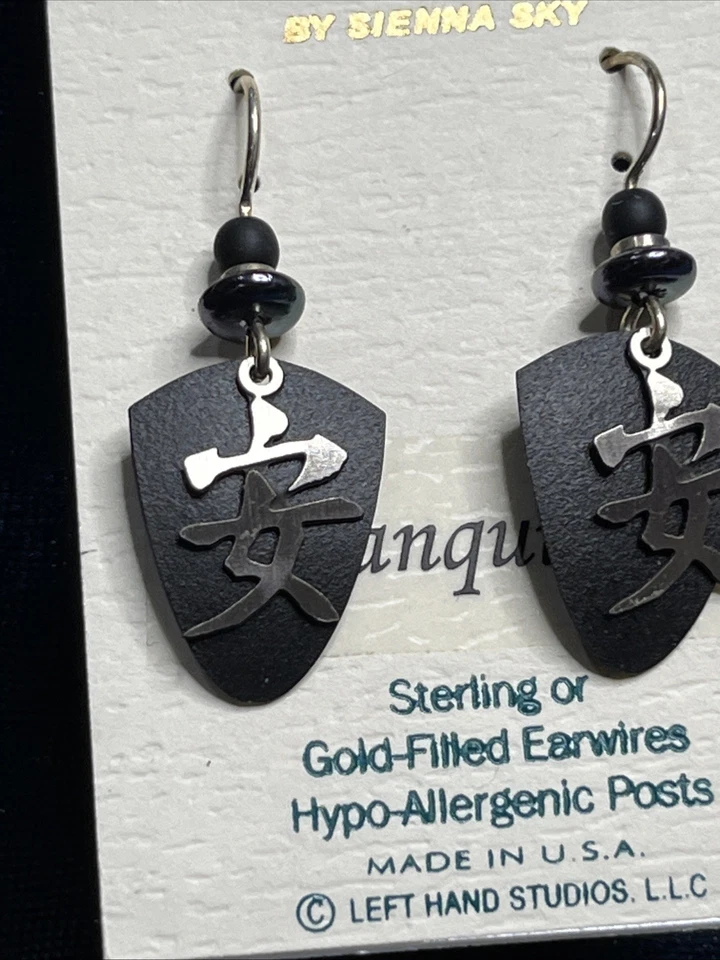 Pendientes Adajio gancho de ley - negro con superposición de símbolo de tranquilidad de plata Foto 2 de 3