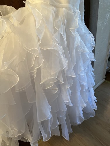 Beautiful Wedding Dress New For The Lucky Bride - Picture 13 of 13