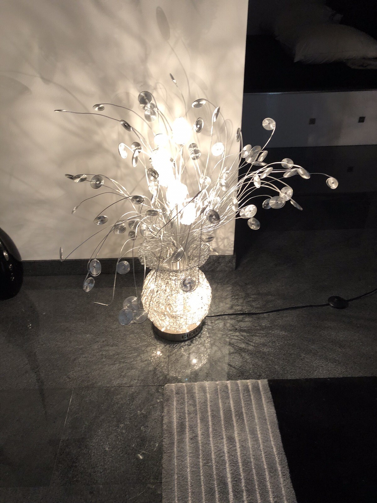 LED Designer Stehleuchte Form einer Vase aus Aluminium Silber metallic LED Designer Stehleuchte Form einer Vase aus Aluminium Silber metallic