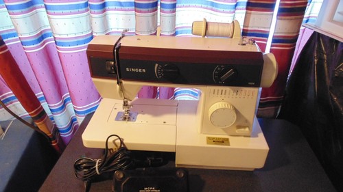 Vintage Singer Model 5528 Nähmaschine mit Fußpedal Stromkabel - Bild 1 von 12