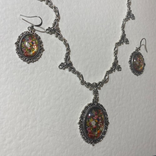 FLORAL FILIGREE VICTORIAN STYLE GREEN GLASS SILVER PLATE NECKLACE EARRINGS SET A - Picture 5 of 10