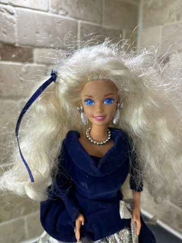 Vintage Winter Velvet Barbie Doll With Stand Avon Special Edition 1995 Mattel - Picture 11 of 12