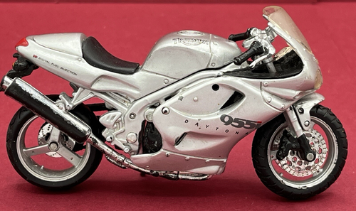 Maisto 1/18 Motorcycles : Silver Triumph Daytona 955i & Red Yamaha YZ 450F - Picture 2 of 18