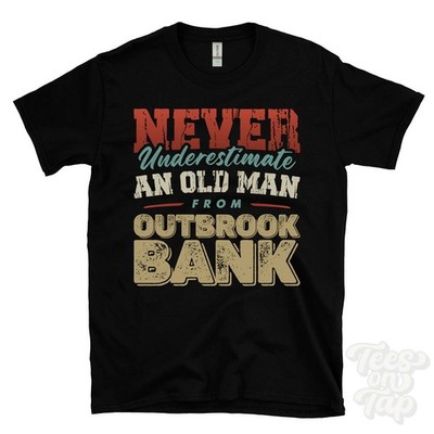 NIEMALS UNTERSCHÄTZEN SIE EINEN ALTEN MANN VON OUTBROOK BANK T-SHIRT Weihnachtsgeschenk Seaford