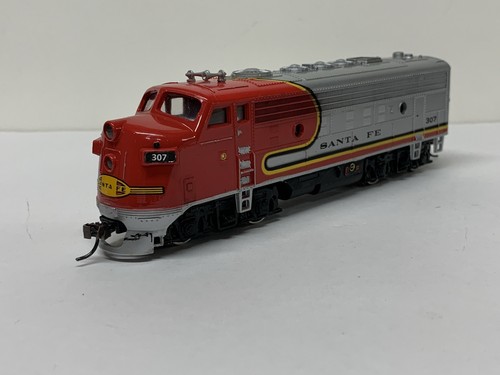 HO scale Bachman Santa Fe EMD F9 #307 Diesel Locomotive Tested And Works - Picture 7 of 15