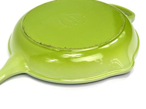 Sartén de hierro fundido esmaltada verde lima LE CREUSET #26 2 caños 10-1/2" de colección - Imagen 13 de 23