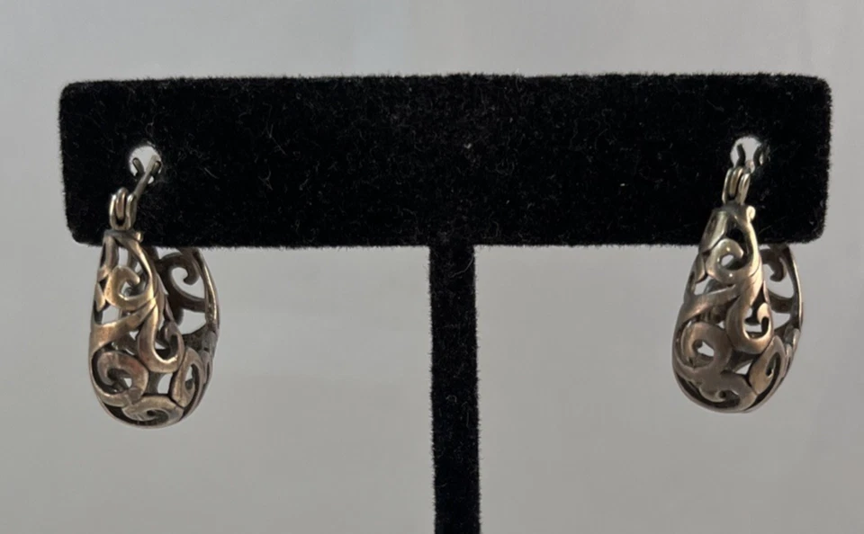 Pendientes de aro JEZ de plata de ley 925 con pergamino abierto de 3/4" Jezlaine Foto 2 de 4