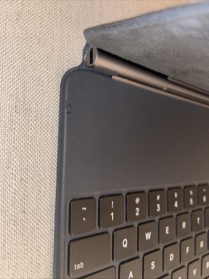 Genuine Apple A2261 Magic Keyboard iPad Pro 11 Inch , iPad Air 4th,5th Gen - Image 4 of 4