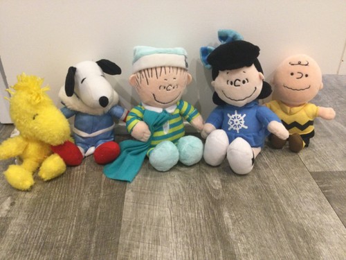 PEANUTS WINTER  COLLECTION-SNOOPY,CHARLIE BROWN,LINUS,AND LUCY PLUSH LOT - Picture 1 of 12