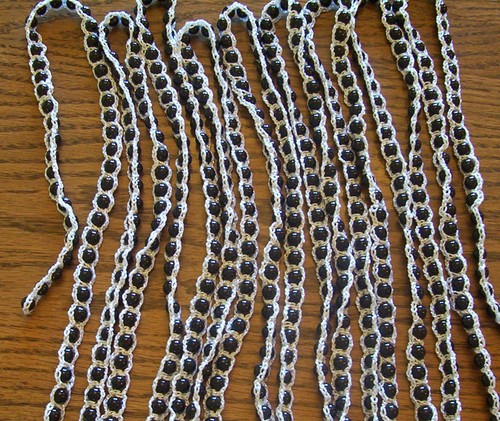 Crochet White-Silver on Black Beaded Christmas Garland 9' - Bild 4 von 4