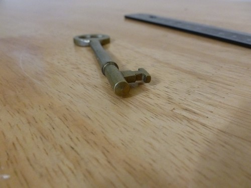 Llave esqueleto barril macizo latón antiguo 3,5" - Imagen 3 de 3