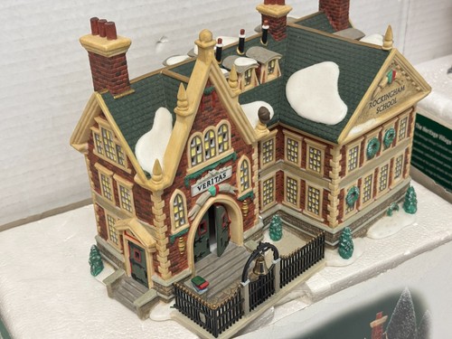 Department 56 Rockingham School serie Dicken's Village + pappagallo Wingham Lane - Foto 3 di 16
