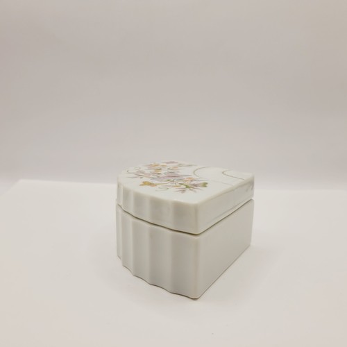 Porcelain Fan Shaped Trinket Box FLORAL BUTTERFLY Pattern Gold Gilt Scallop AVON - Picture 10 of 20