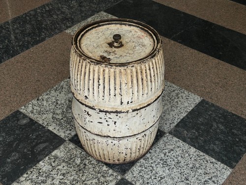 OLD VINTAGE RUSTIC WHITE PAINTED IRON DOLLY TUB / STORAGE GRAIN BARREL TANK - Picture 4 of 12