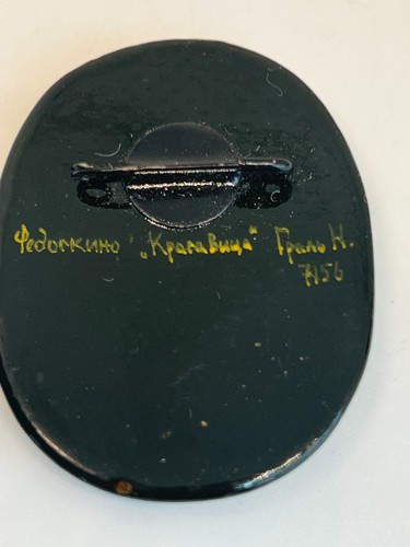 Fedoskino Russian Lacquered Pin Brooch Krasavitsa VTG New 2" Signed By Artist - Picture 3 of 3