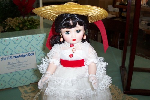 2000 COCA COLA MADAME ALEXANDER NOSTALGIA DOLL DANBURY MINT & WOOD DISPLAY CASE - Picture 8 of 12
