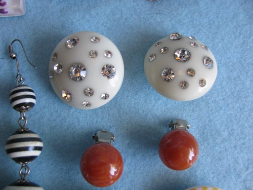 Lot of Vintage Plastic Jewelry... Beads, Earrings - Picture 9 of 15